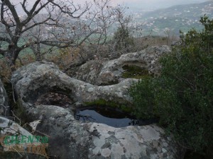 Massi di arenaria, nelle cui sommità, vi sono delle buche(conche)scavate dai fenomeni esogeni